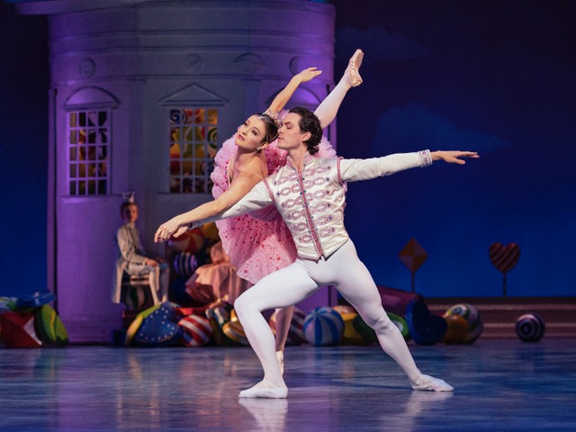 FOto-Caroline-Baldwin-sI¦i-Andreas-Kass-iIn-SpaIrgaItorul-de-Nuci_Foto-Henrik-Stenberg.jpeg - ReporterUrban